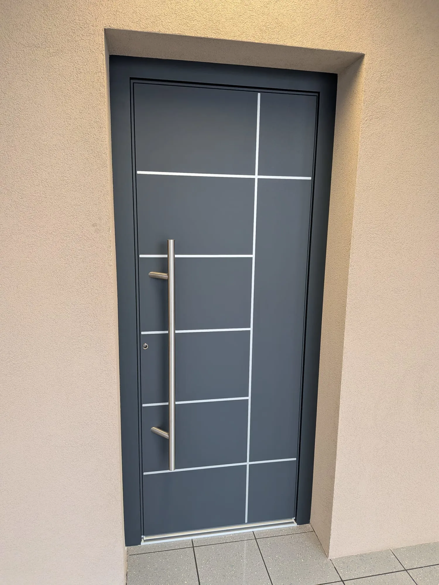 Installazione portoncino d'ingresso moderno