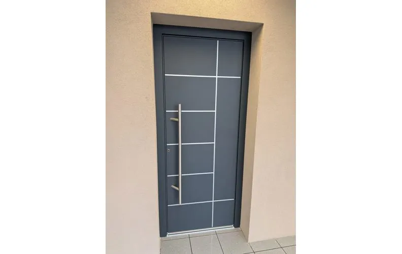 Installazione portoncino d'ingresso moderno
