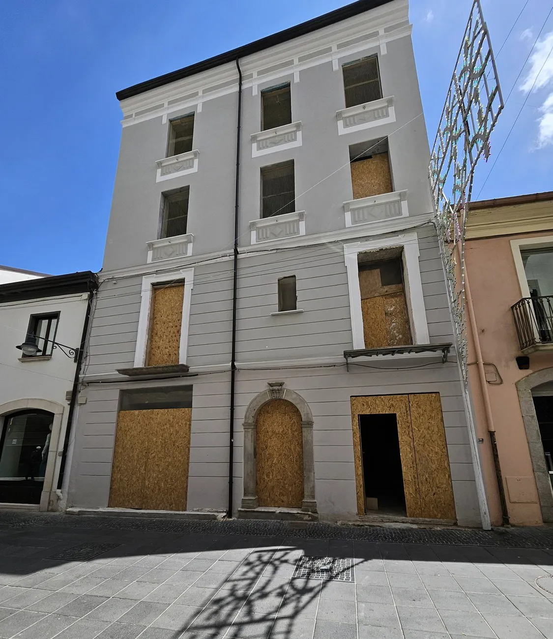 Installazione porta d'ingresso, finestre e scuri su un palazzo a Verona