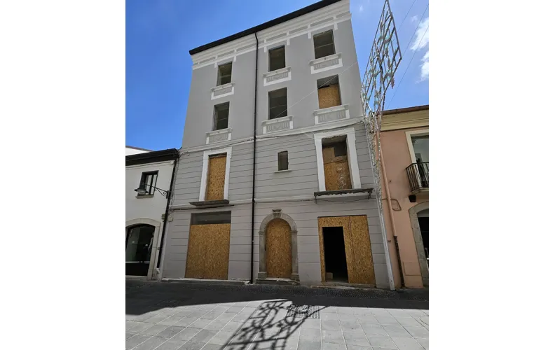 Installazione porta d'ingresso, finestre e scuri su un palazzo a Verona