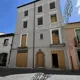 Installazione porta d'ingresso, finestre e scuri su un palazzo a Verona