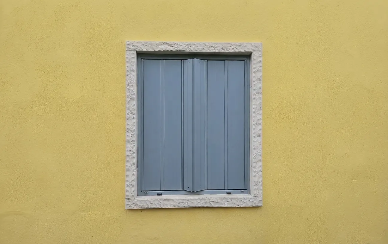 Installazione scuri e finestre