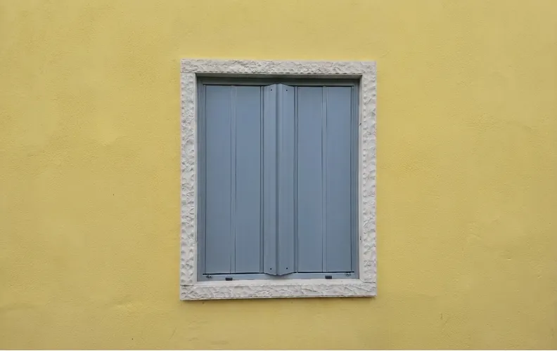 Installazione scuri e finestre
