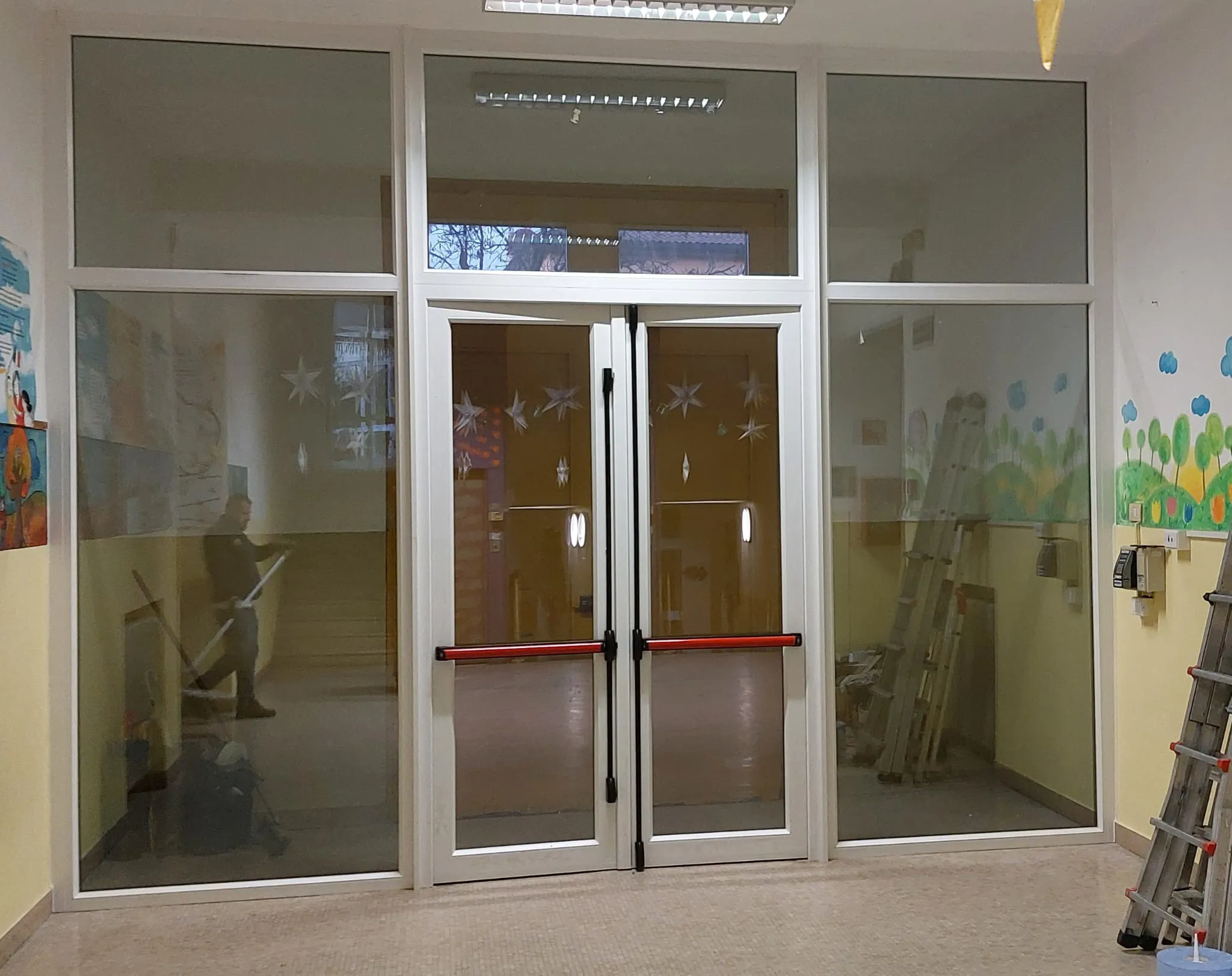 Porta a vetro con maniglione antipanico in una scuola