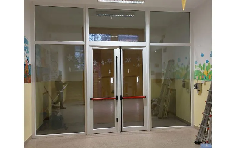 Porta a vetro con maniglione antipanico in una scuola