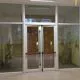 Porta a vetro con maniglione antipanico in una scuola